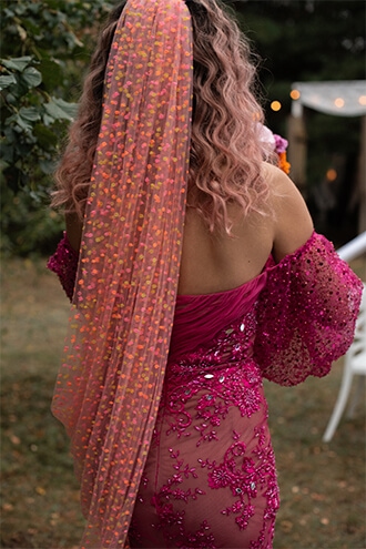 Różowa suknia ślubna​ - rybka z cekinowymi rękawami i tiulowym ogonkiem na ceremonię ślubną​