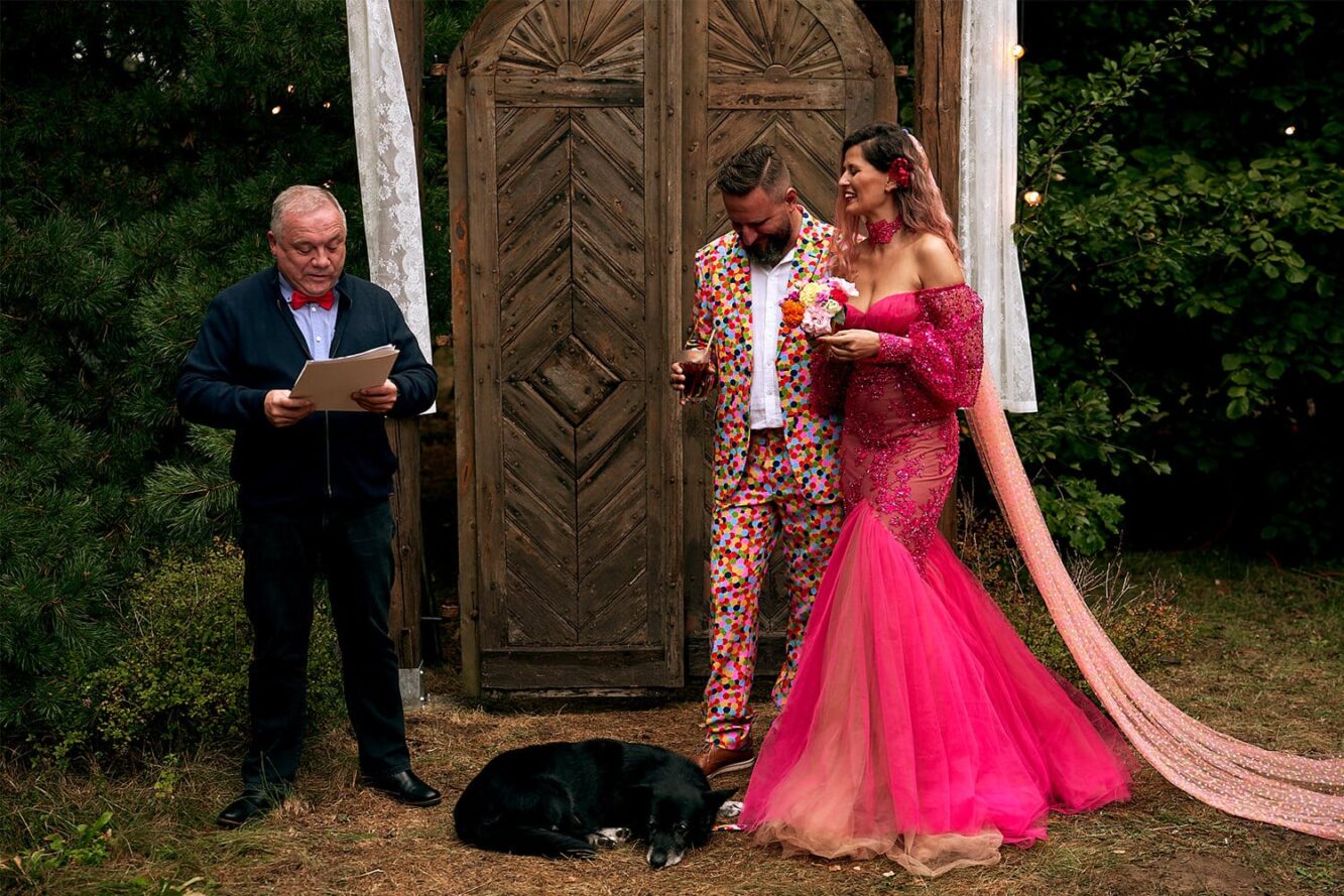 Suknia w kolorze różowym z długimi rękawami i dopasowanym krojem.