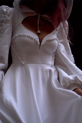 Zimowa blała suknia ślubna​ z ciepłej dresówki, z kapturem i kieszeniami, na nocną część wesela