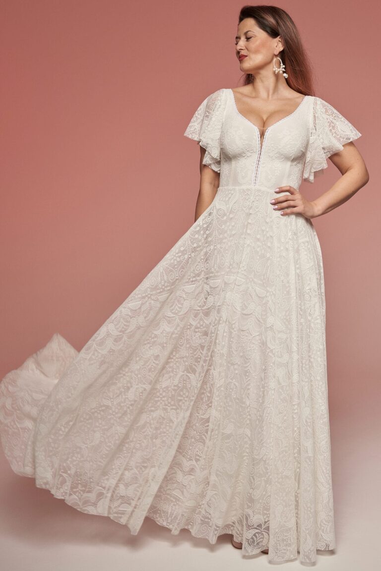 Suknia ślubna z koronkowymi rękawami i dekoltem w kształcie litery V.