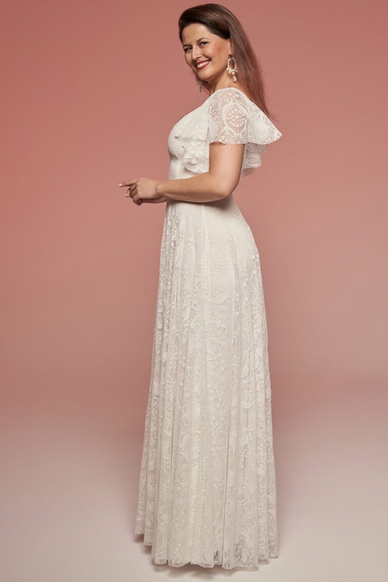 Suknia ślubna z krótkimi rękawami i koronkowym wykończeniem.
