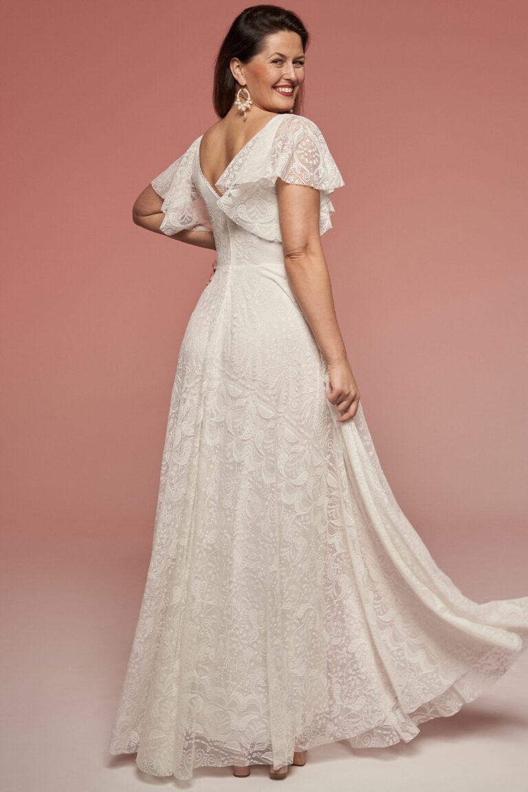 Suknia ślubna z odkrytymi plecami i długim trenem oraz koronkowymi rękawami.