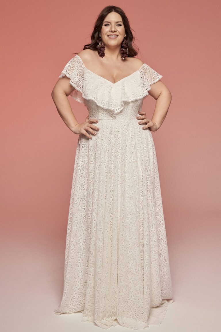 Suknia z falbanami na ramionach i długim krojem w kolorze białym.