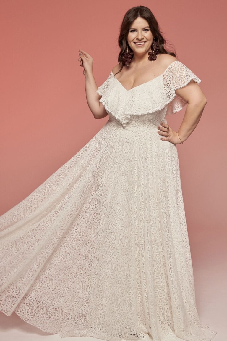 Suknia ślubna z krótkimi rękawami i rozkloszowanym dołem z koronkowego materiału.