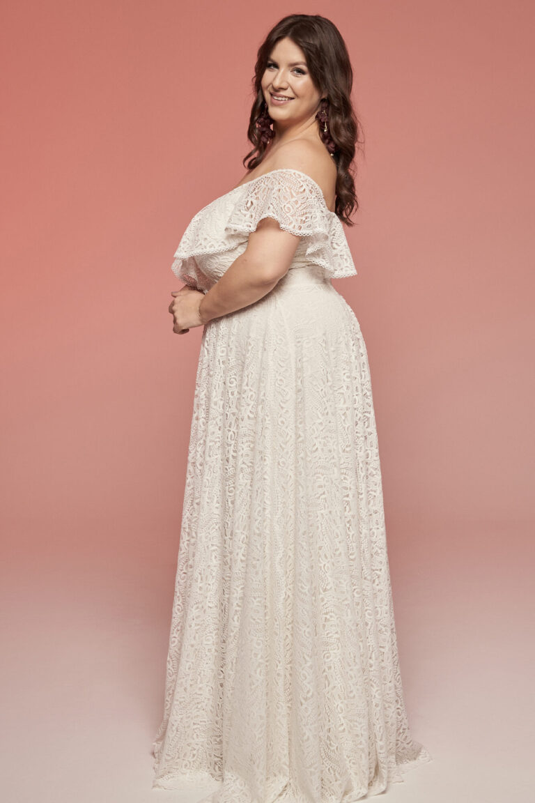 Suknia z odkrytymi ramionami i długim rozkloszowanym dołem z tiulu.