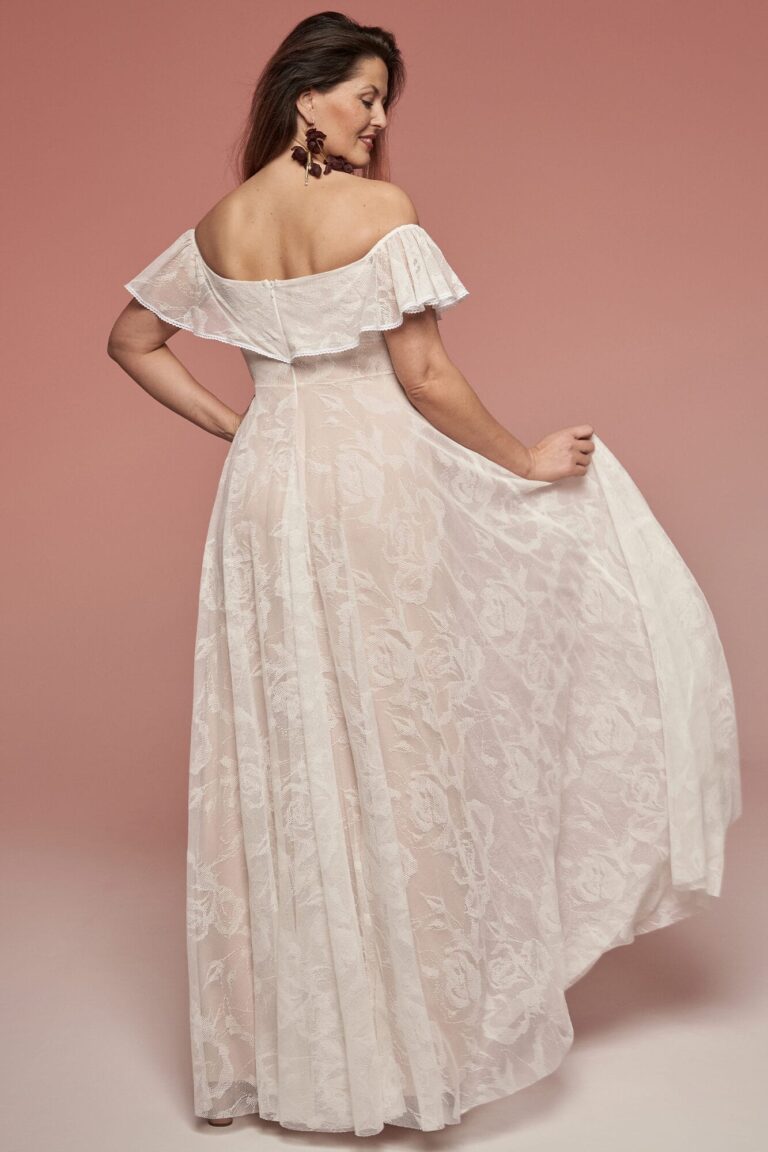 Suknia z odkrytymi plecami i falbaniastymi rękawami, wykonana z lekkiego materiału.