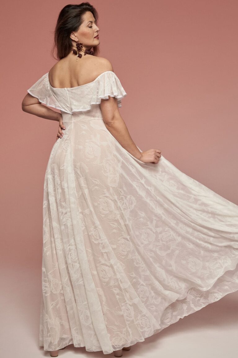 Suknia z odkrytymi plecami i długim, rozkloszowanym dołem z koronki.