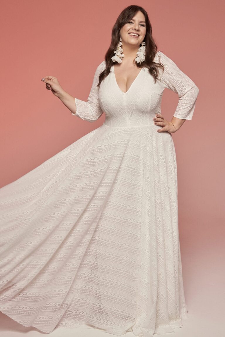 Suknia ślubna z długimi rękawami i dekoltem w kształcie litery V.