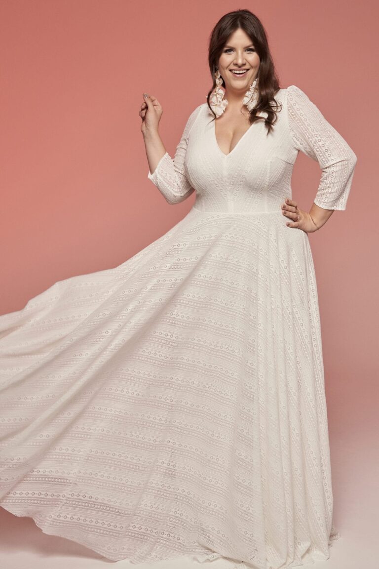 Suknia ślubna z długimi rękawami i dekoltem w kształcie litery V.
