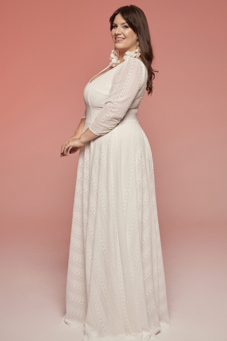 Suknia ślubna z długimi rękawami i rozkloszowanym dołem.