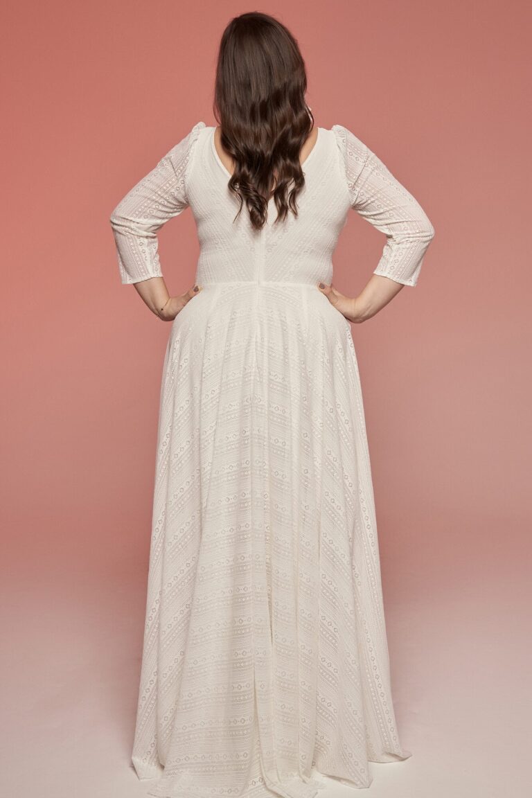 Suknia z długimi rękawami i odkrytymi plecami widziana z tyłu.