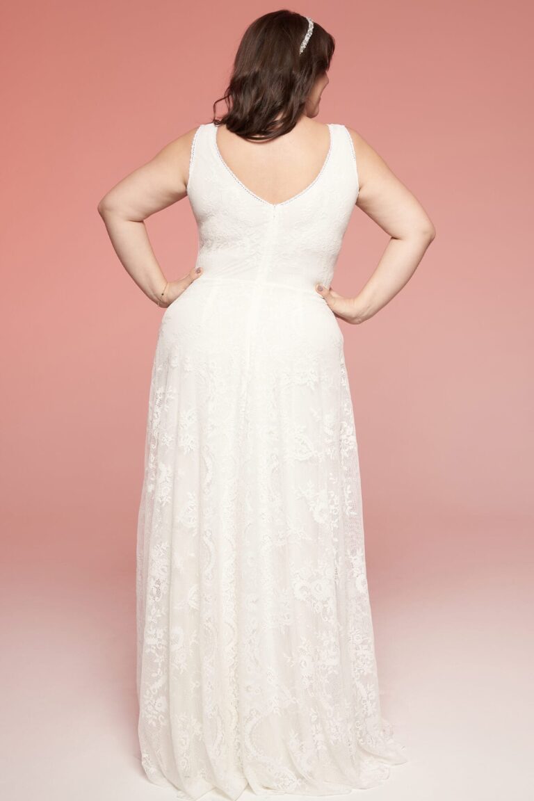 Suknia z odkrytymi plecami i długim tiulowym dołem.