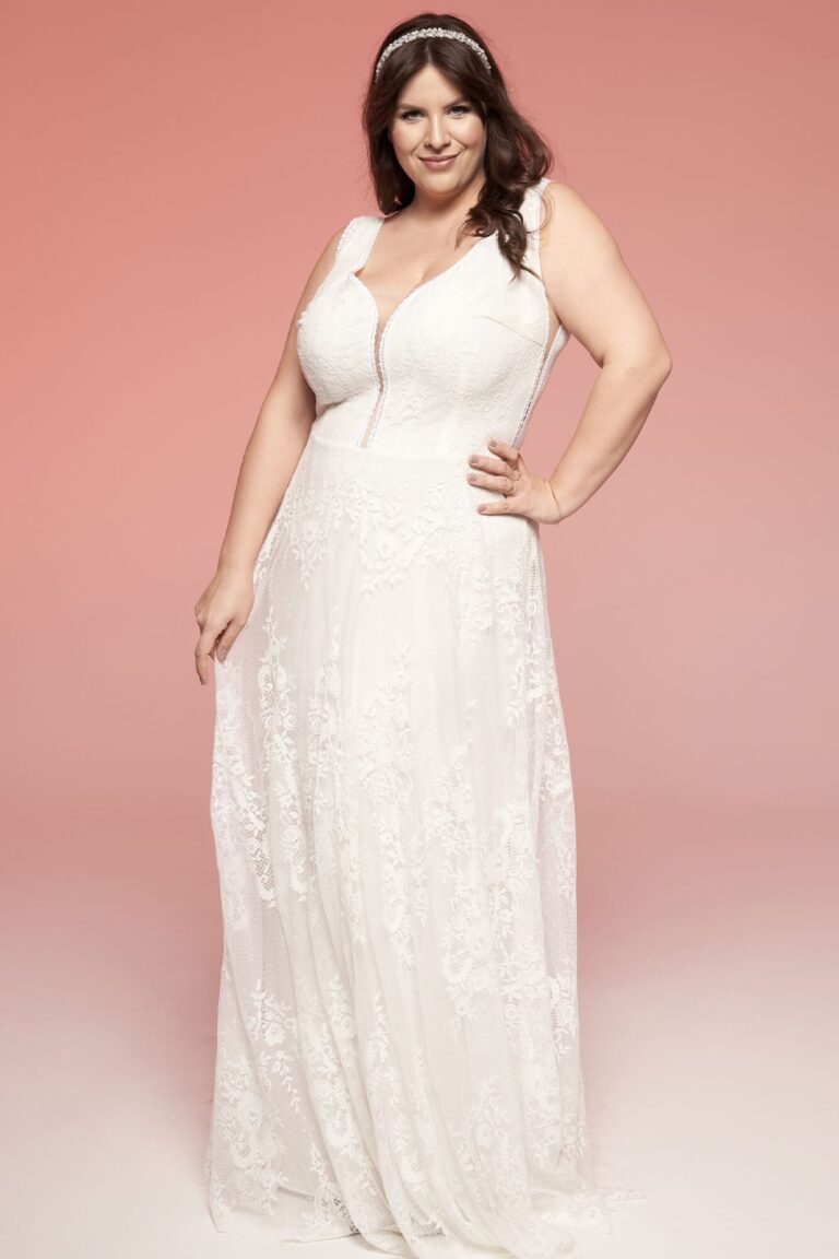 Suknia ślubna z koronkowym wykończeniem, głębokim dekoltem i szerokimi ramiączkami.