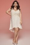 Przód krótkiej asymetrycznej sukni ślubnej bez rękawów z głębokim dekoltem V