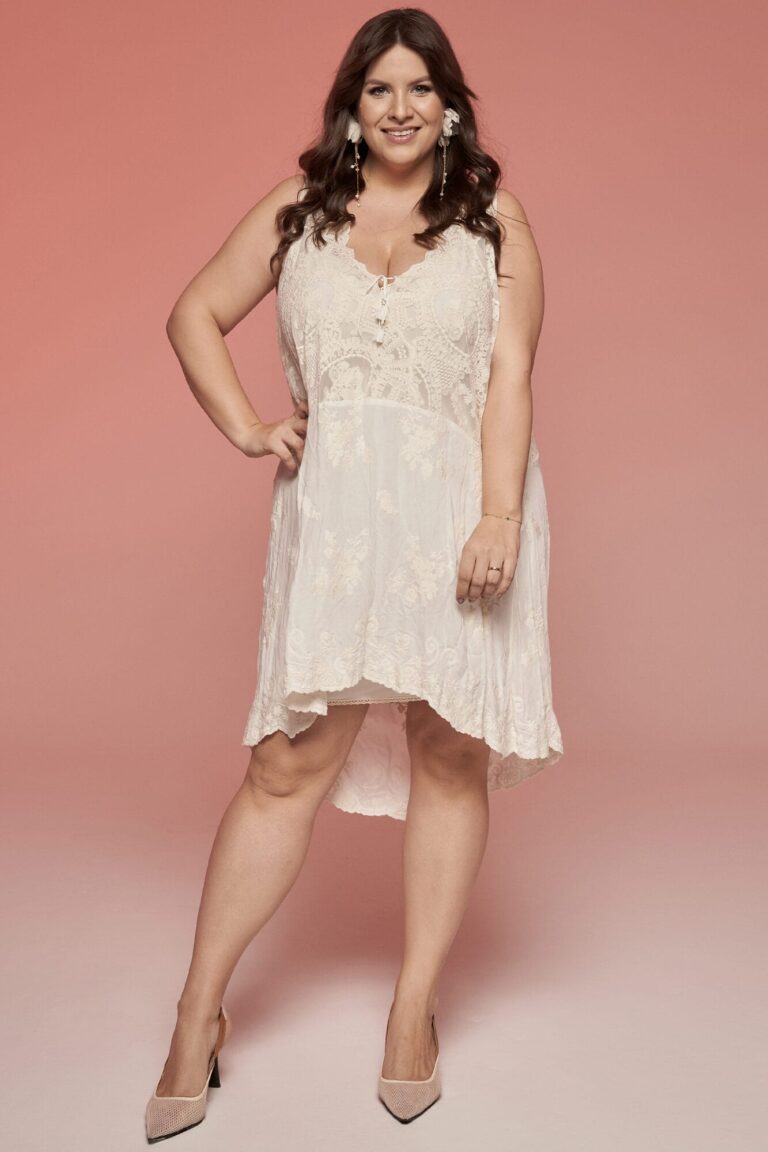 Suknia z koronkowym dekoltem i asymetrycznym dołem.