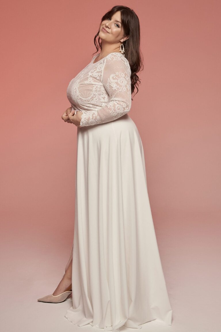 Suknia ślubna z długimi koronkowymi rękawami i rozkloszowanym dołem.