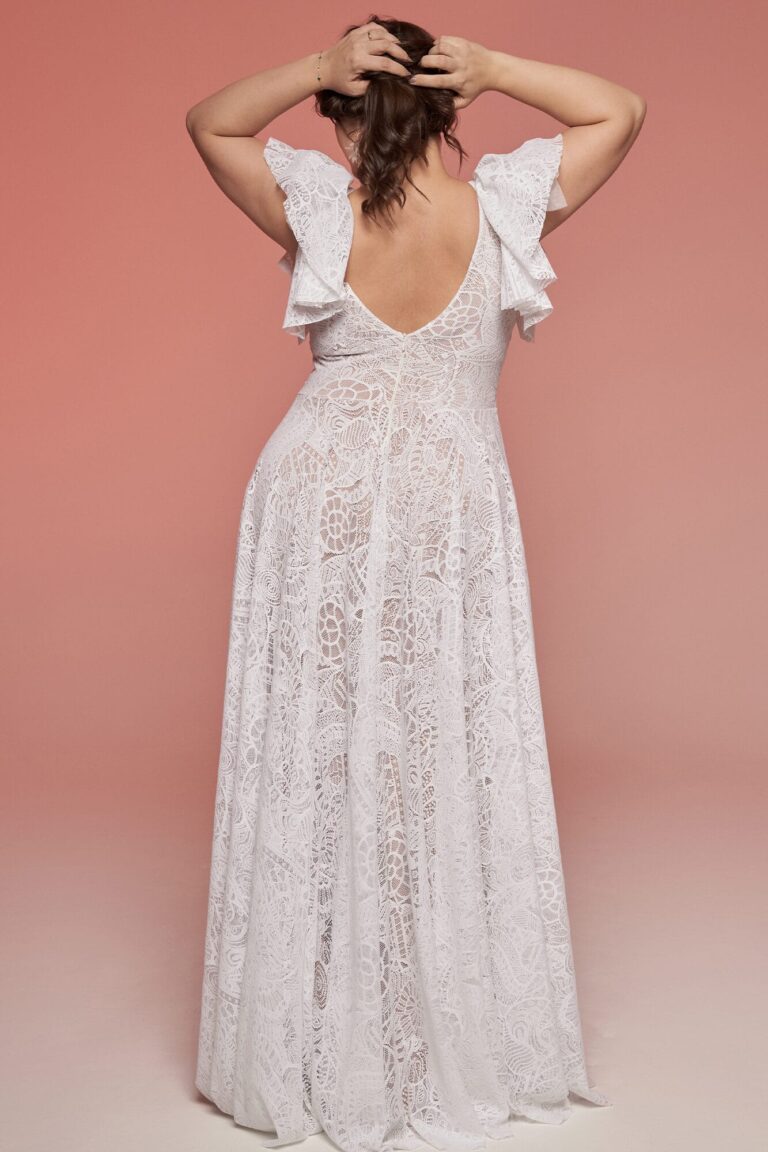 Suknia z odkrytymi plecami, długimi rękawami i koronkowym materiałem.