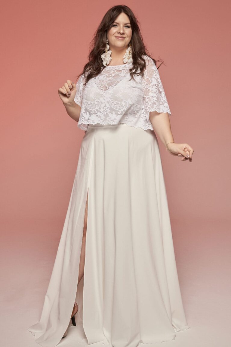 Suknia z długim rozkloszowanym dołem i koronkowym górnym elementem.