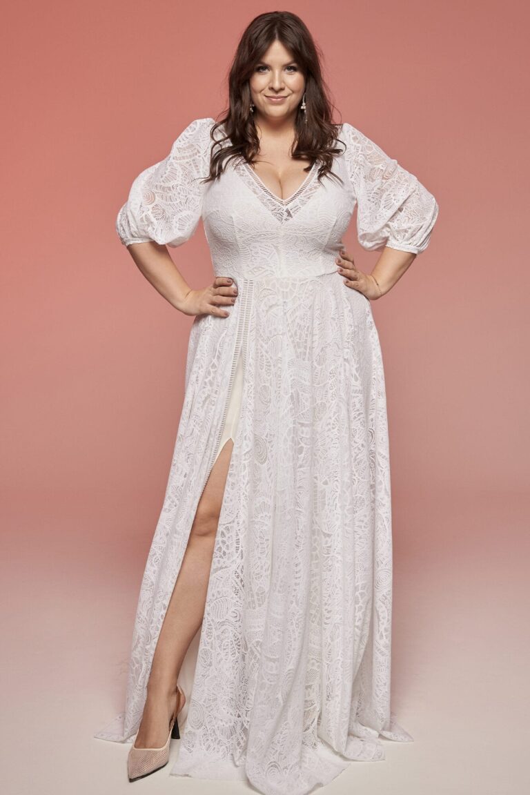 Suknia ślubna z długimi bufkami i rozcięciem z przodu.