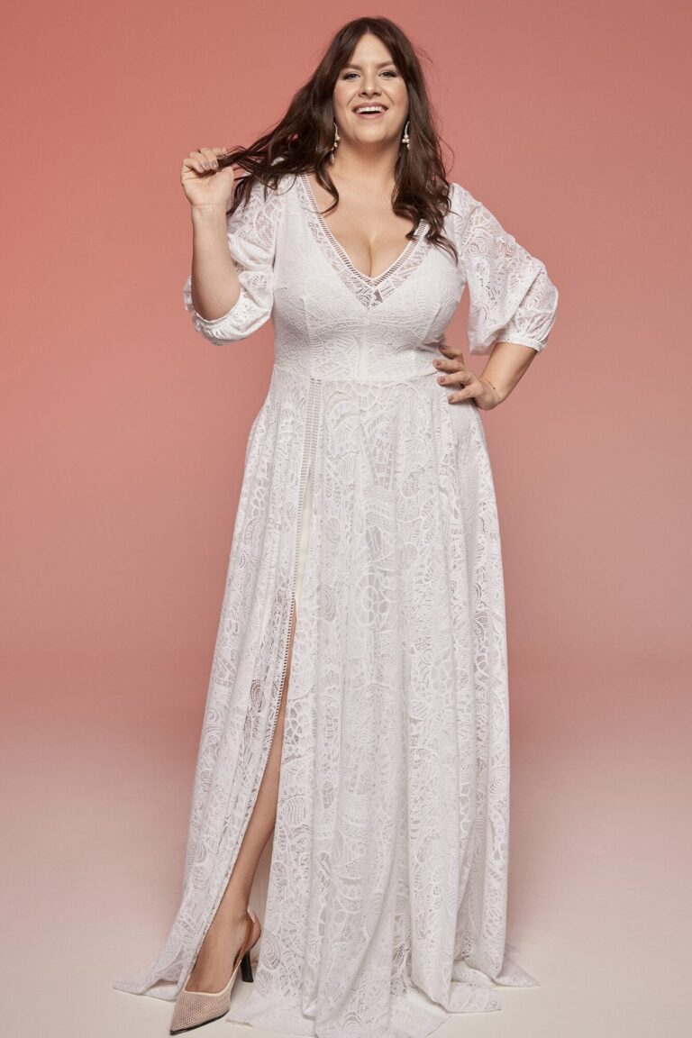 Suknia z długimi rękawami, dekoltem i rozcięciem z przodu.