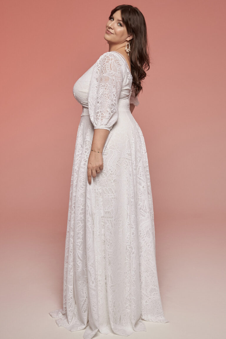 Suknia ślubna z długimi rękawami i rozkloszowanym dołem w kolorze białym.