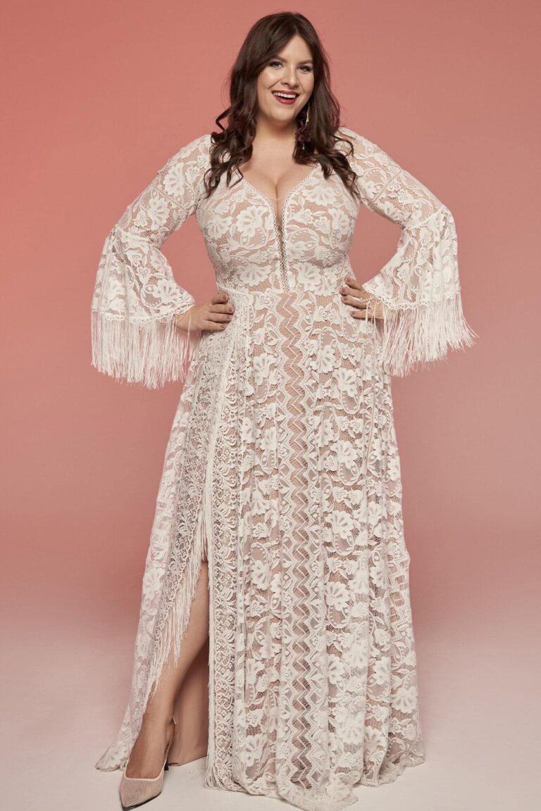 Suknia z długimi rękawami i rozcięciem, ozdobiona koronkowym materiałem.