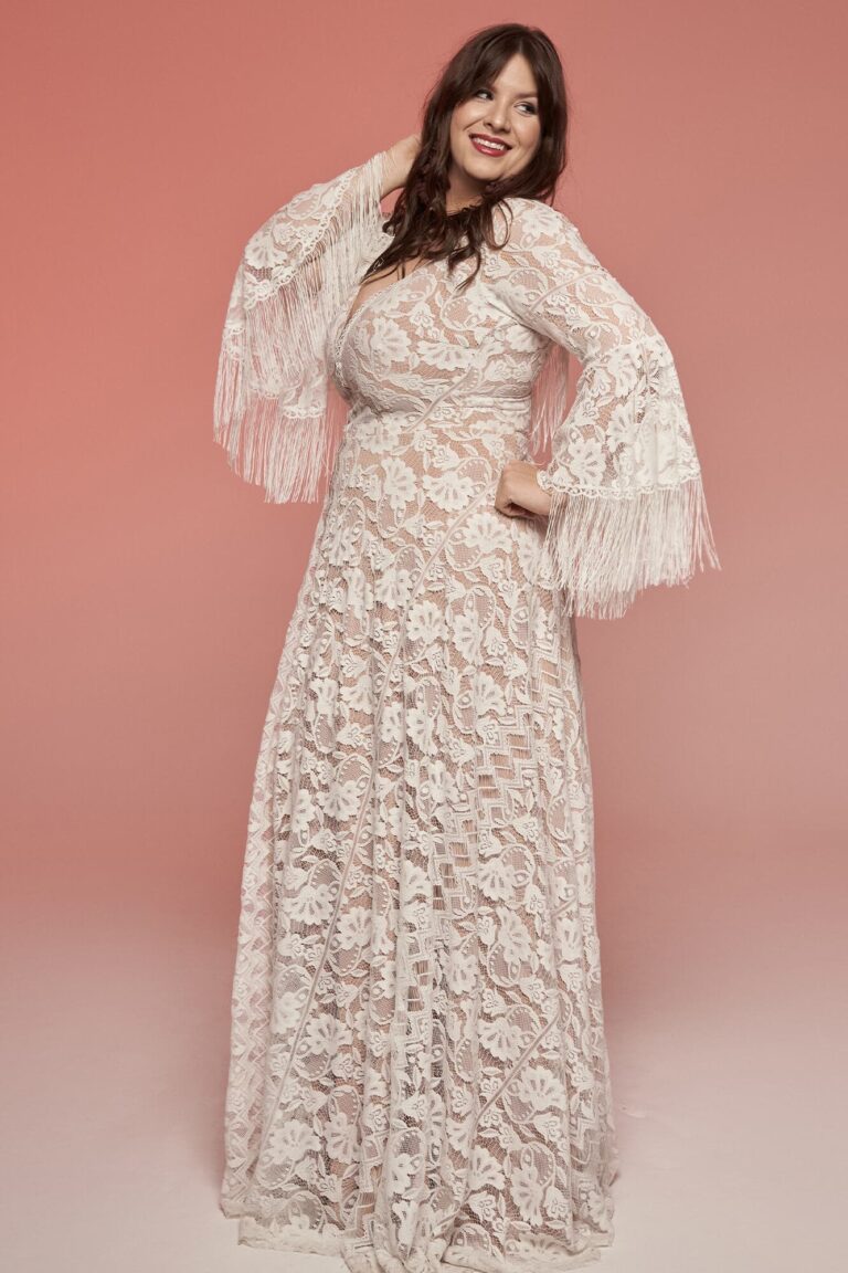 Suknia z długimi koronkowymi rękawami i rozkloszowanym dołem.