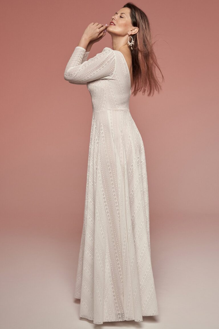 Suknia z długimi rękawami i rozkloszowanym dołem w jasnym kolorze.