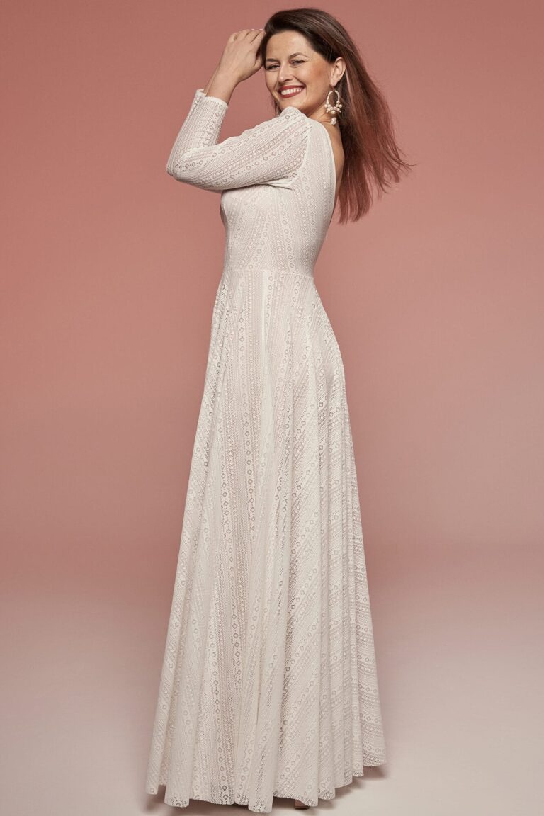 Suknia z długimi rękawami i rozkloszowanym dołem w jasnym kolorze.