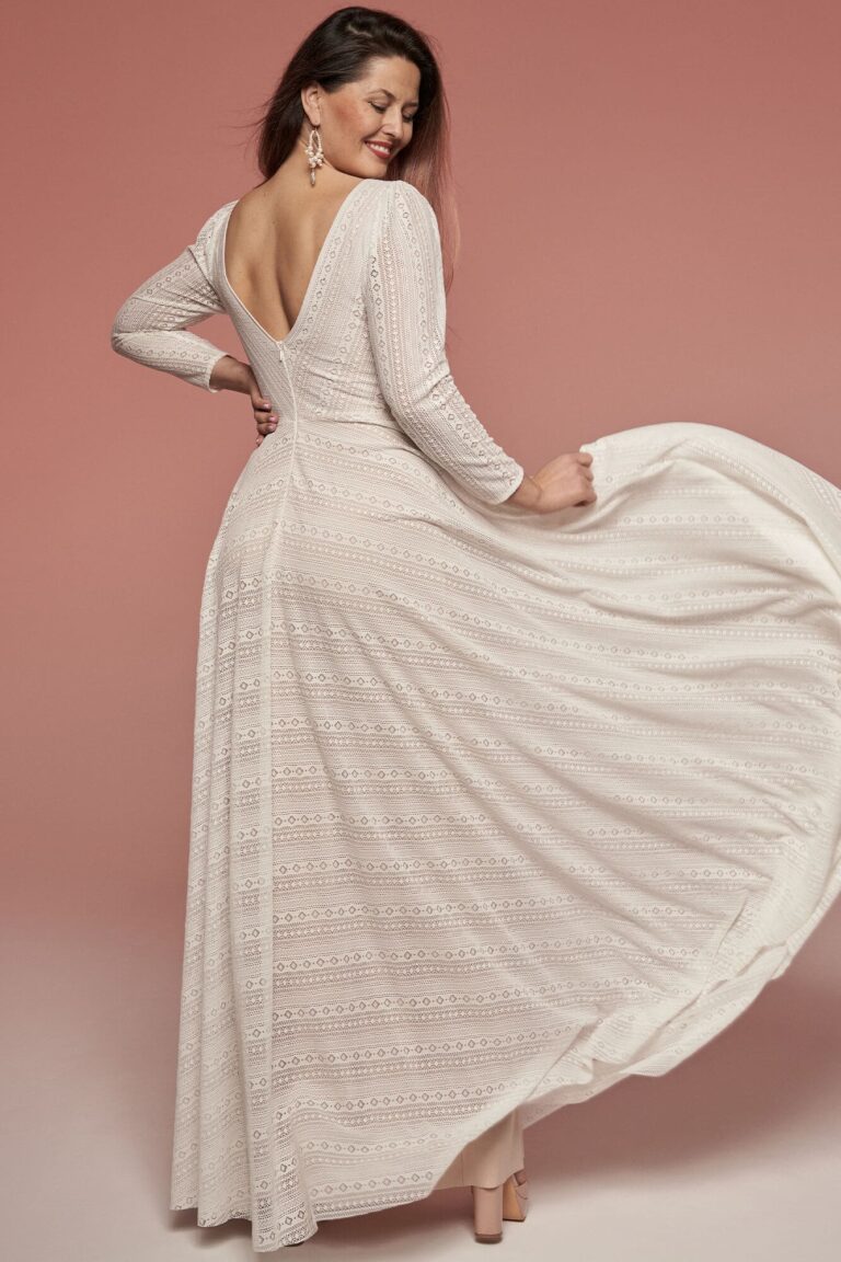 Suknia z odkrytymi plecami i długimi rękawami z marszczeniem.