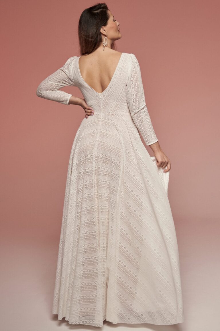 Suknia z odkrytymi plecami i długimi rękawami z tiulu.