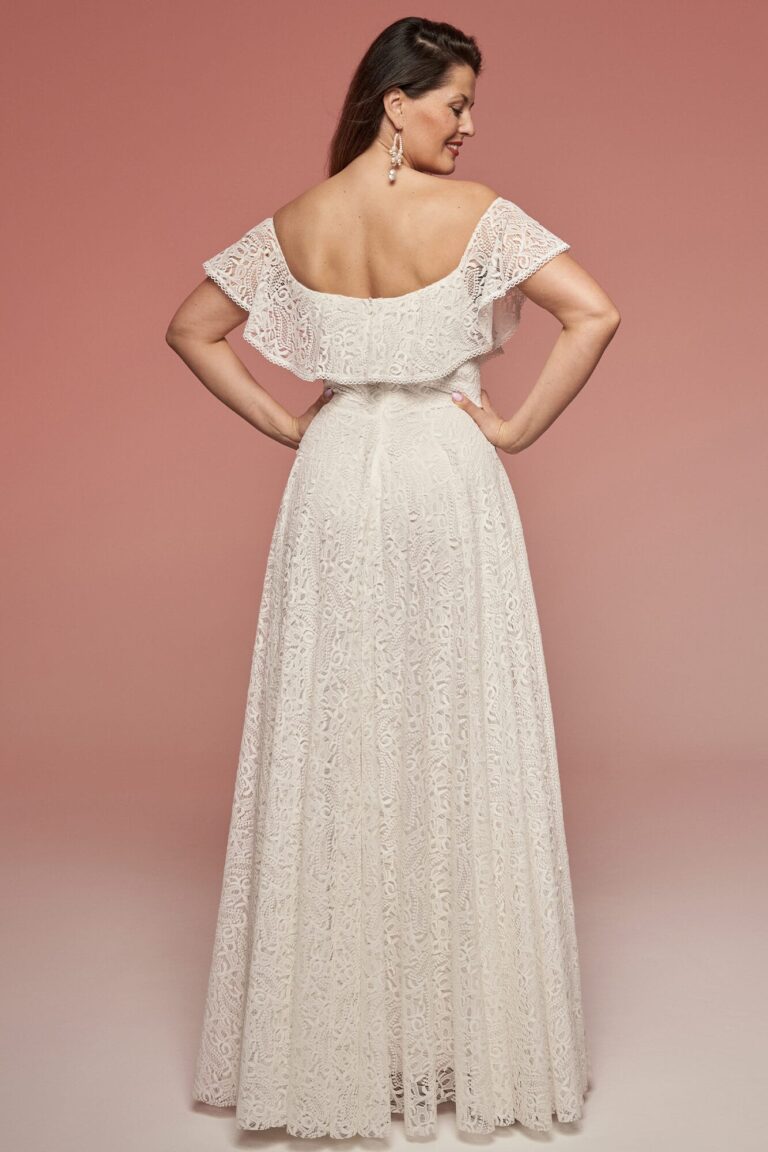 Suknia z odkrytymi plecami i falbaniastymi rękawami.