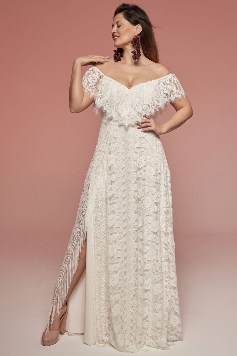 Suknia z odkrytymi ramionami, koronkowymi detalami i rozcięciem na boku.