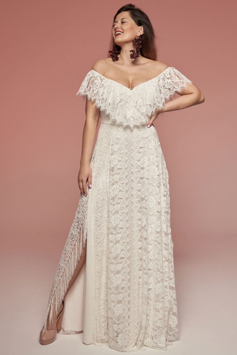 Suknia z odkrytymi ramionami z koronkowymi detalami i wysokim rozcięciem.