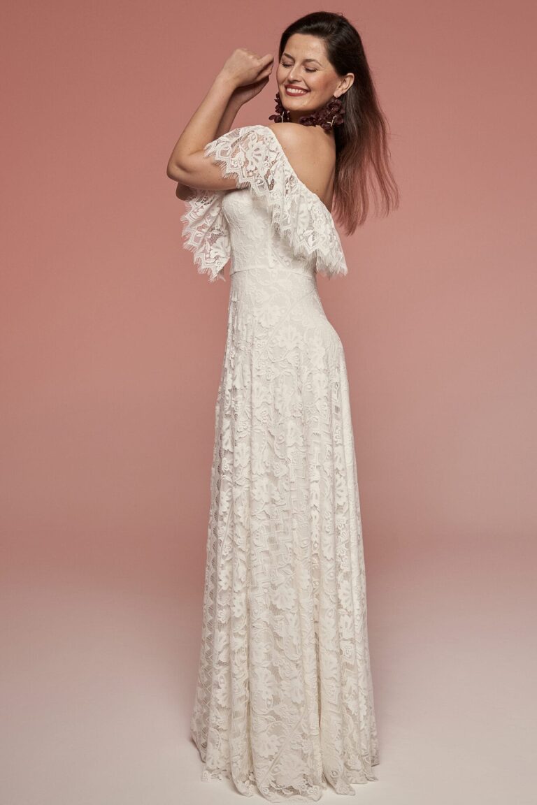 Suknia z odkrytymi ramionami i koronkowymi rękawami w kolorze białym.