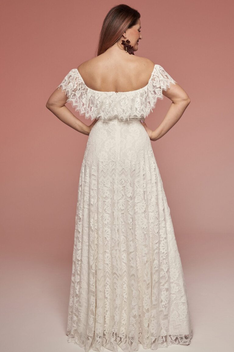 Suknia ślubna z odkrytymi plecami i koronkowymi rękawami.
