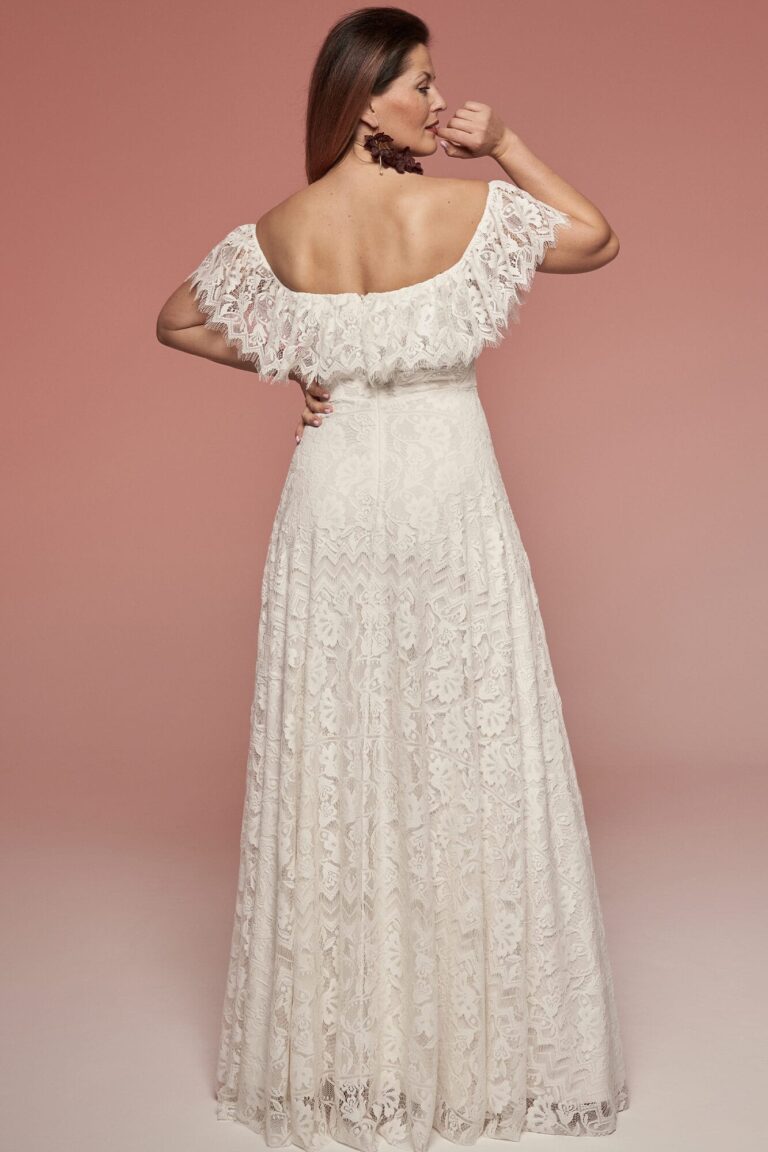 Suknia ślubna z odkrytymi plecami i koronkowymi rękawami.