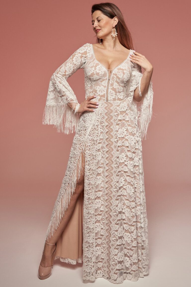 Suknia z długimi koronkowymi rękawami i rozcięciem na boku.