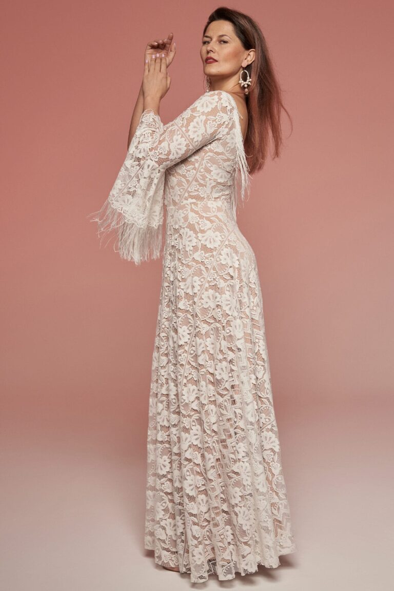 Suknia z długimi rękawami i koronkowym wzorem widoczna z boku.