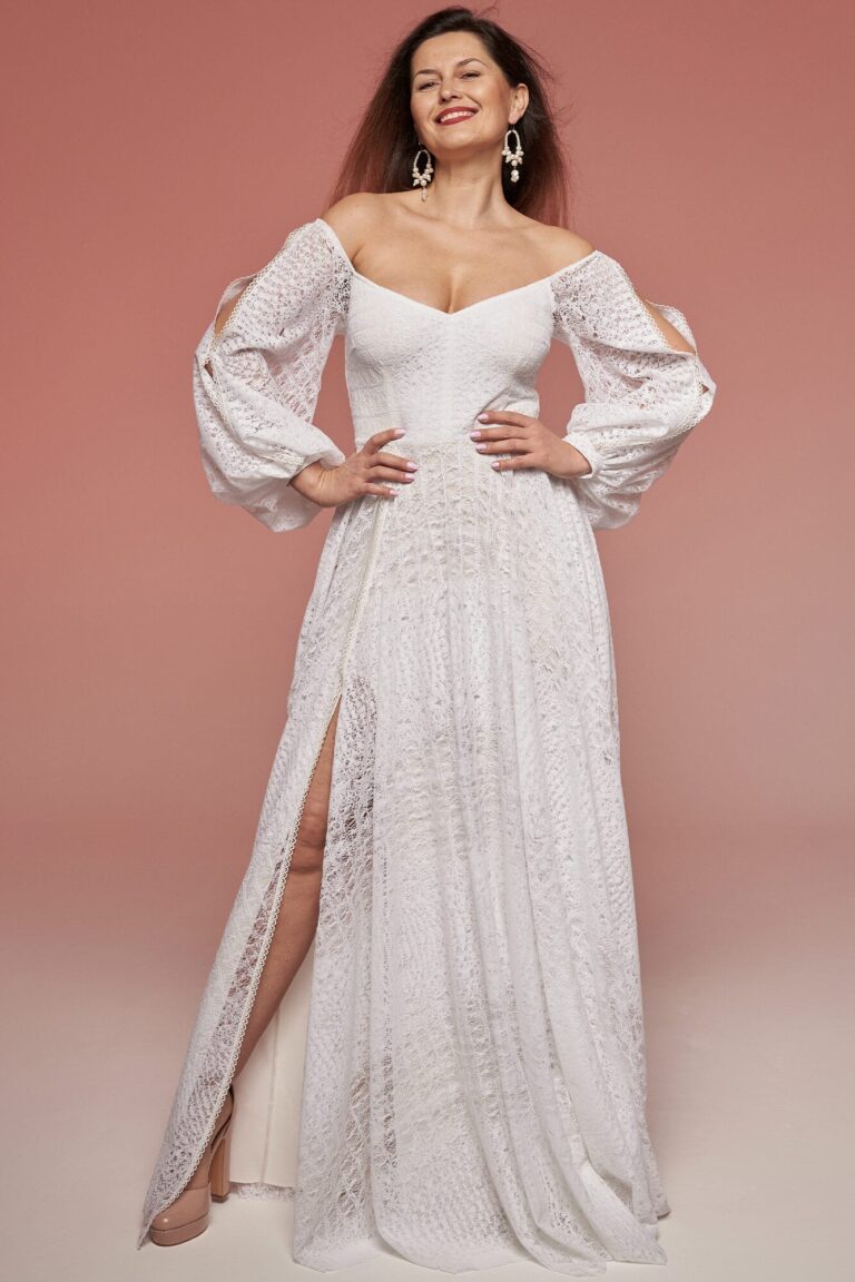 Suknia z długimi rękawami, dekoltem w kształcie serca i rozcięciem na nogawce.