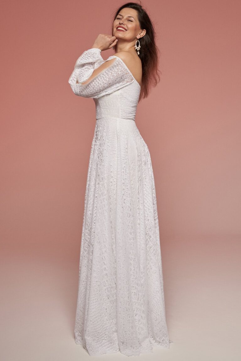 Suknia z długimi rękawami i dekoltem off-shoulder w kolorze białym.