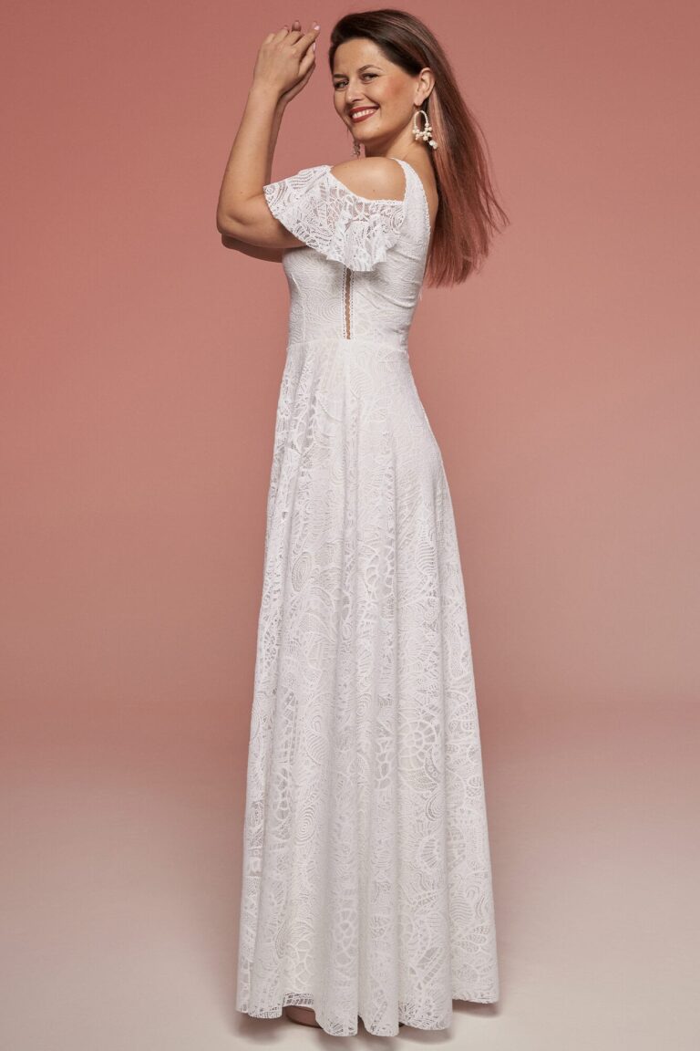 Suknia z krótkimi rękawami i rozkloszowanym dołem w jasnym kolorze.