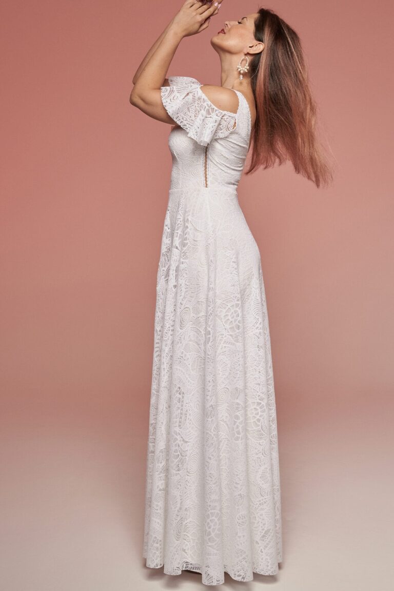 Suknia z krótkimi rękawami i rozkloszowanym dołem w kolorze białym.