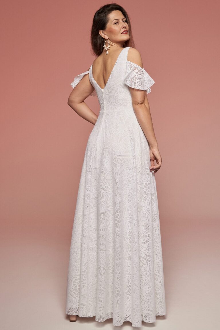 Suknia z odkrytymi plecami, krótkimi rękawami i długim dołem w białym kolorze.