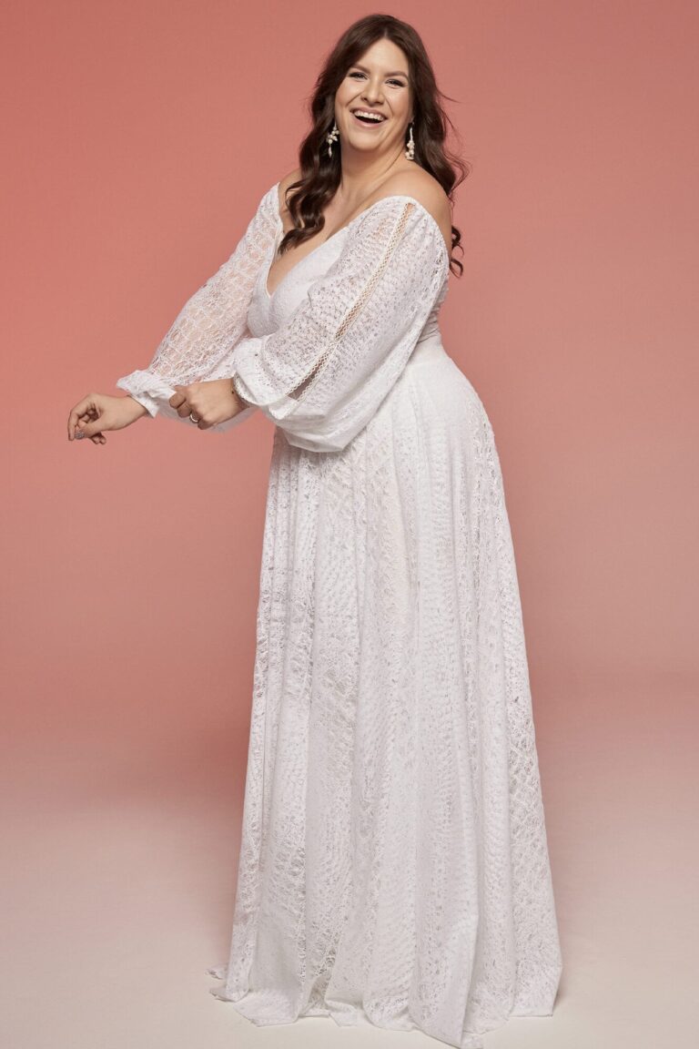 Suknia z długimi rękawami i dekoltem w kształcie litery V.