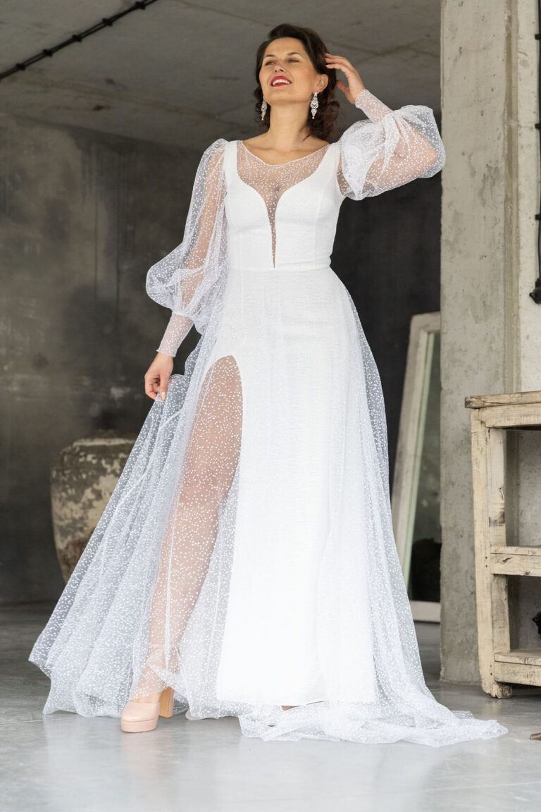 Suknia ślubna z długimi rękawami i rozcięciem na udzie z tiulu.
