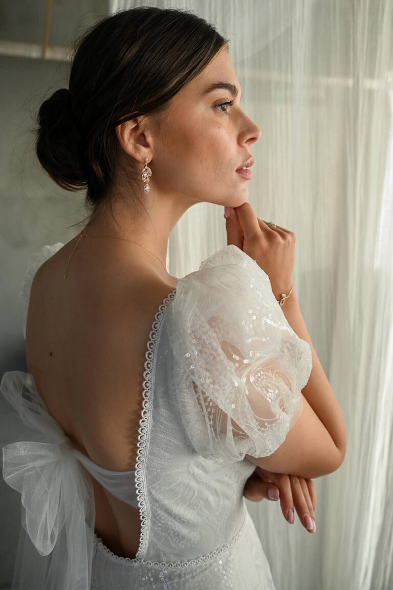 Suknia z odkrytymi plecami i krótkimi rękawami z tiulu.