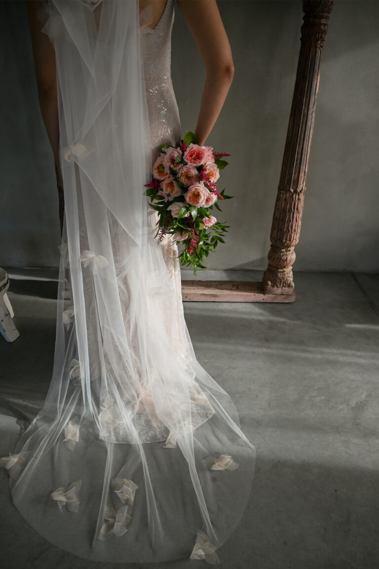 Suknia z długim trenem i odkrytymi plecami, widok z tyłu.