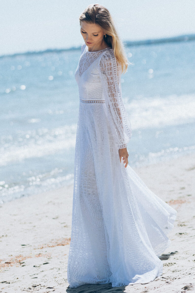 Suknia z długimi rękawami i rozkloszowanym dołem z tiulu.