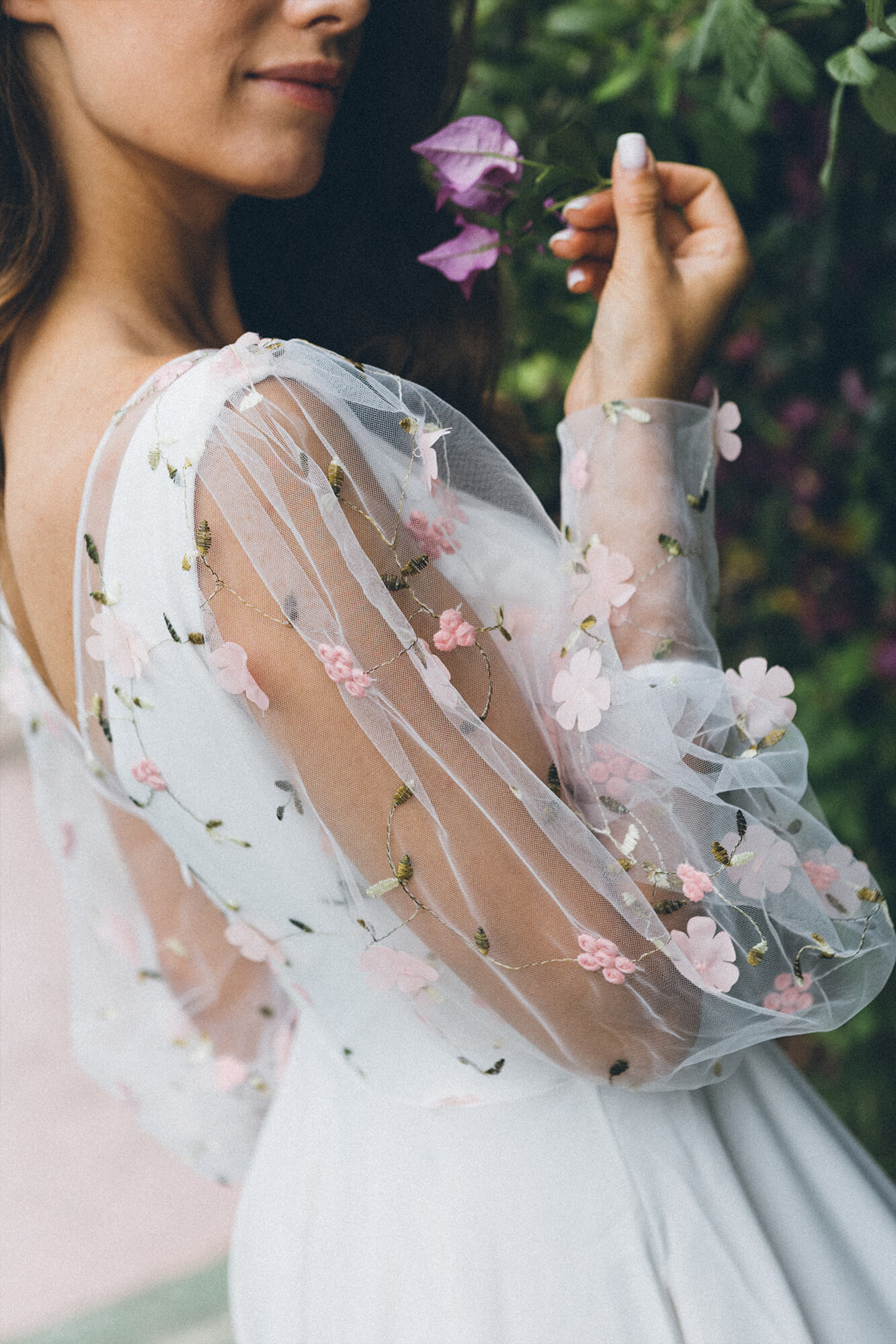 Suknia z długimi przezroczystymi rękawami z haftem i odkrytymi plecami. - Cannes-10-Kolorowa-suknia-ślubna-w-kwiaty-1 - SuknieBoho Suknia z długimi przezroczystymi rękawami z haftem i odkrytymi plecami.